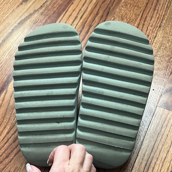 Yeezy Adidas Slides - Picture 3 of 4